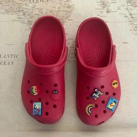 Crocs Classic Clog Varsity Red
W/Jibbits - Picture 1 of 9